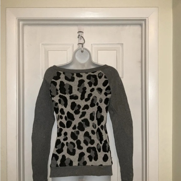 Express Women’s Animal Print Sweater Size XS 1P - Picture 2 of 6